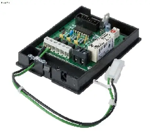 Interface-Modul mit 0-10V-Anschlussleisten, montiert auf einer Platine, hergestellt von Remeha. Sichtbare Kabelverbindungen und Anschlussklemmen vorhanden.